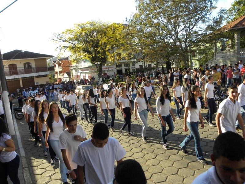 Noticia apos-cinco-anos-desfile-civico-volta-a-ser-realizado-em-virginia--mg-
